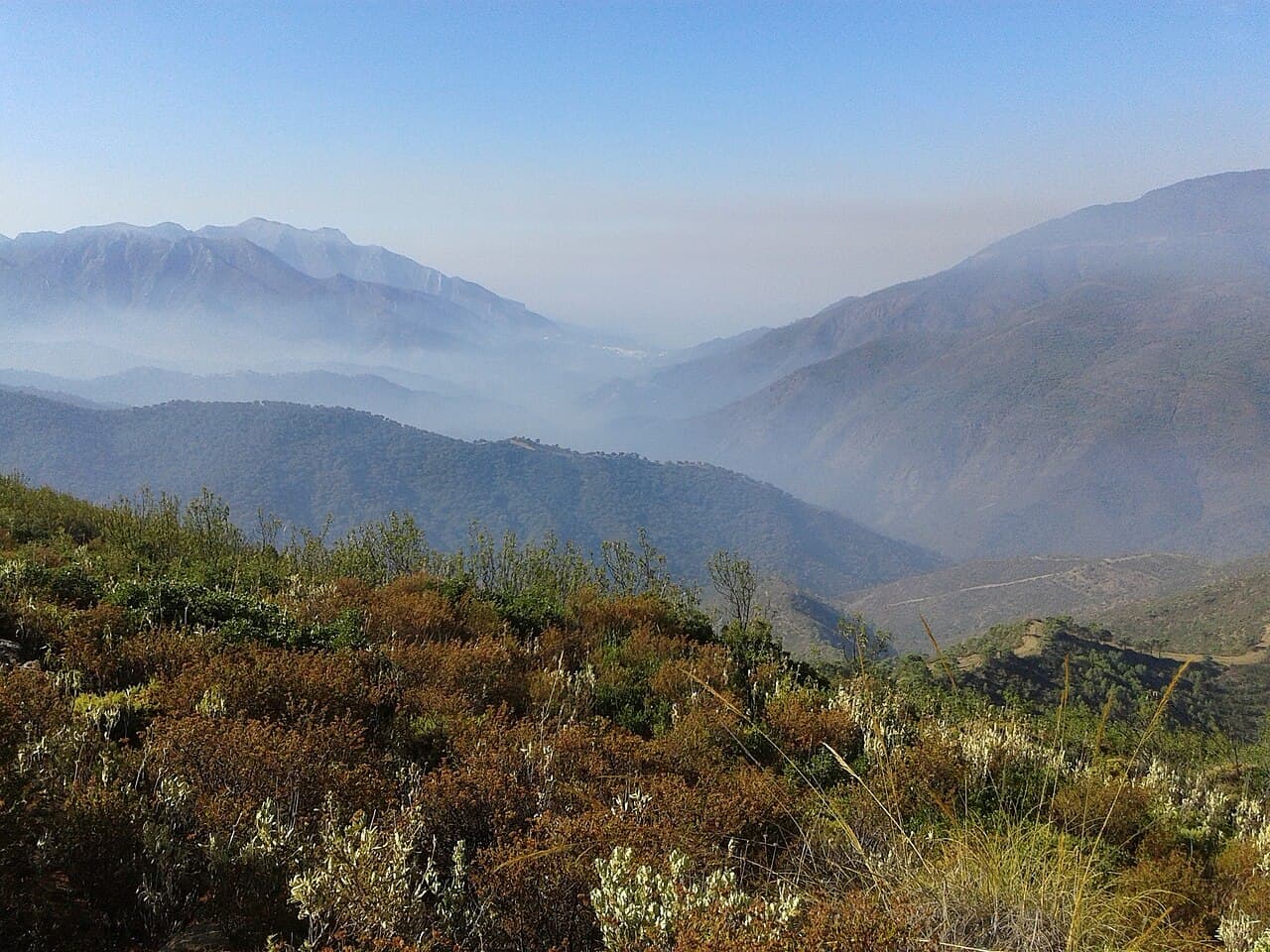 Valle de Istán, con la costa en la calima